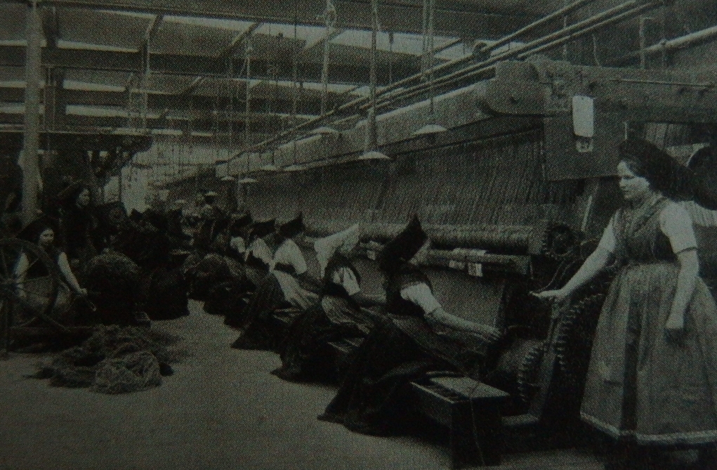 Dolnosrbské dělnice v textilní továrně